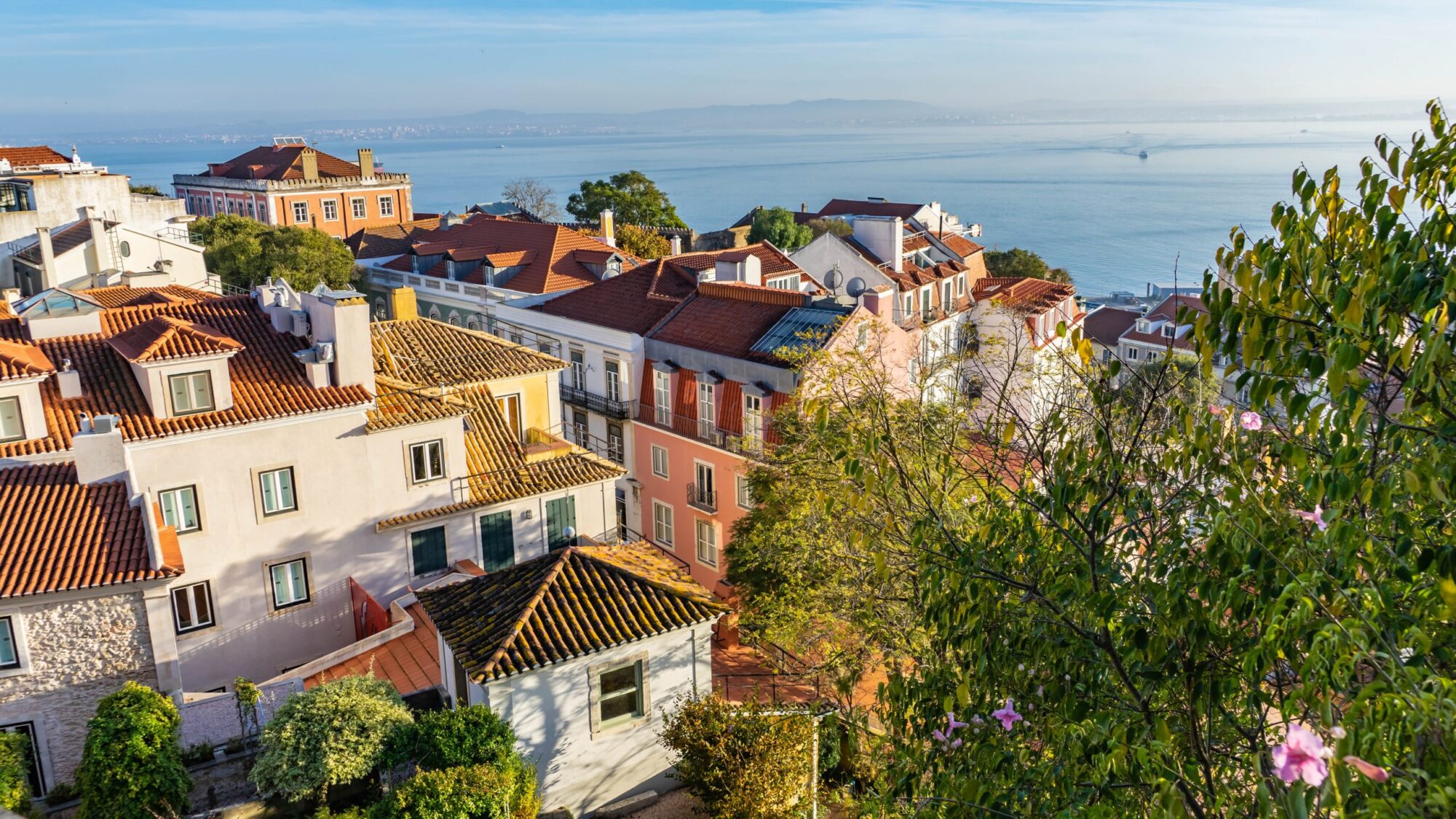Uitzicht-over-Alfama-vanaf-kasteel-Lissabon