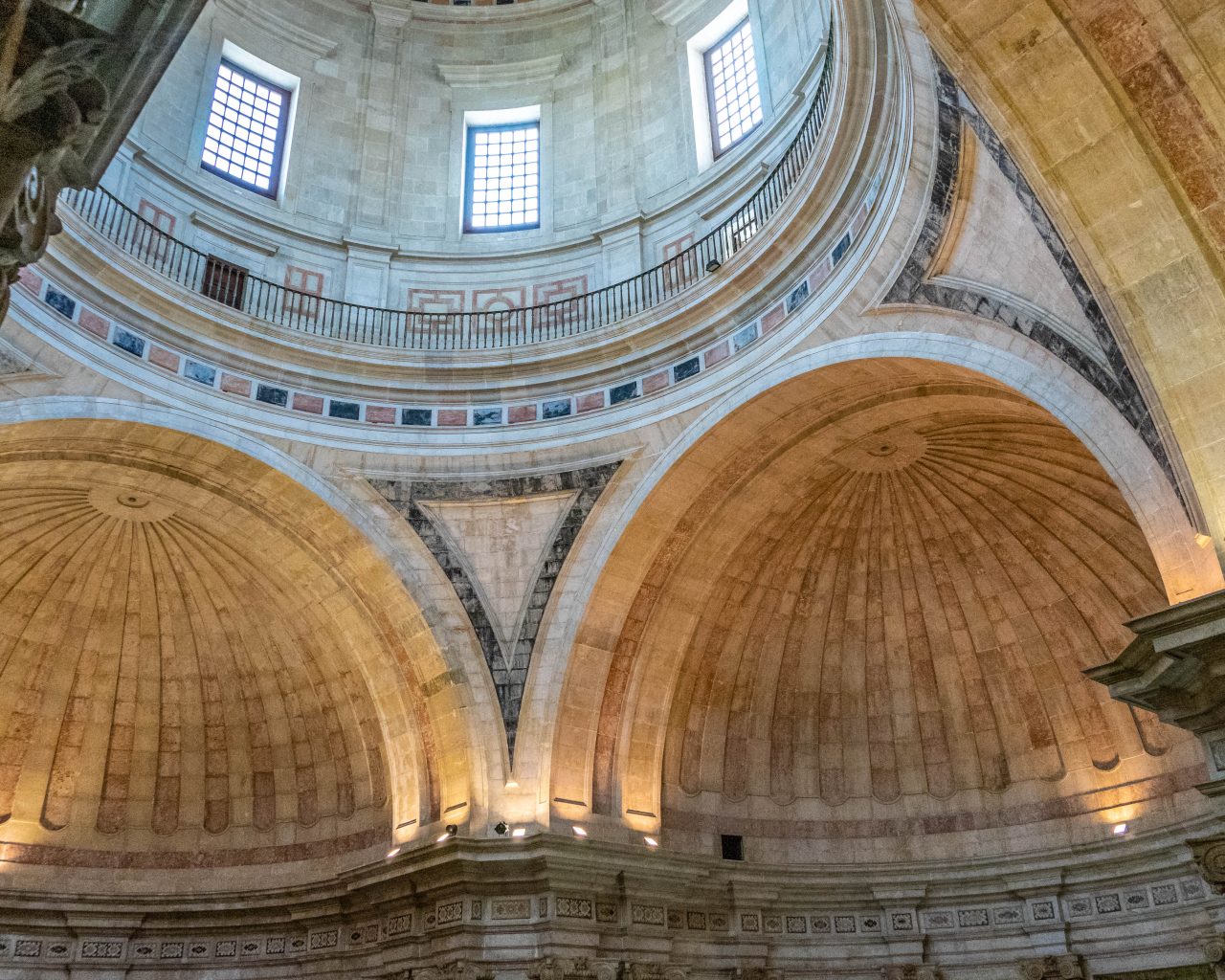 Nationaal-Pantheon-binnen-Lissabon