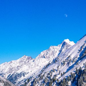 Uitzicht-op-besneeuwde-bergen-in-dal