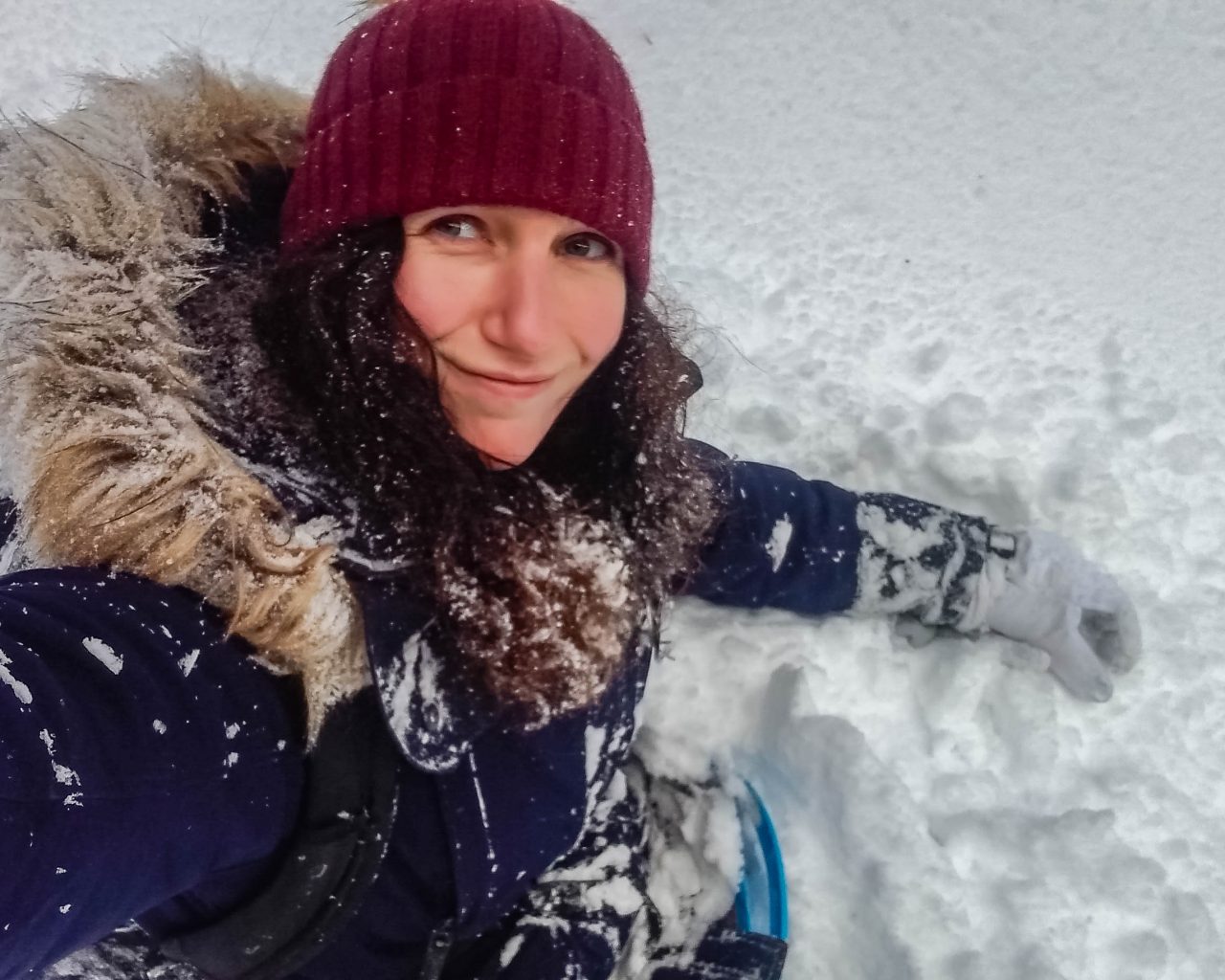Jessica-in-hoop-sneeuw-tijdens-rodelen-Axamer-Lizum
