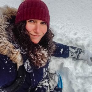 Jessica-in-hoop-sneeuw-tijdens-rodelen-Axamer-Lizum