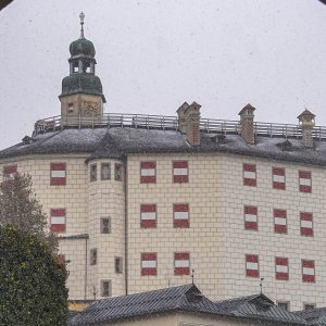Kasteel-Ambrass-terwijl-het-sneeuwt