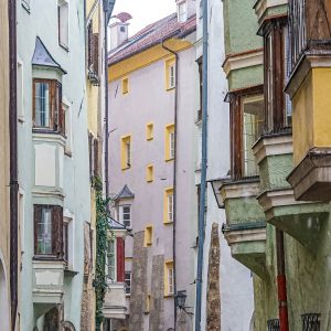 Kleurrijk-straatje-in-Hall-in-Tirol