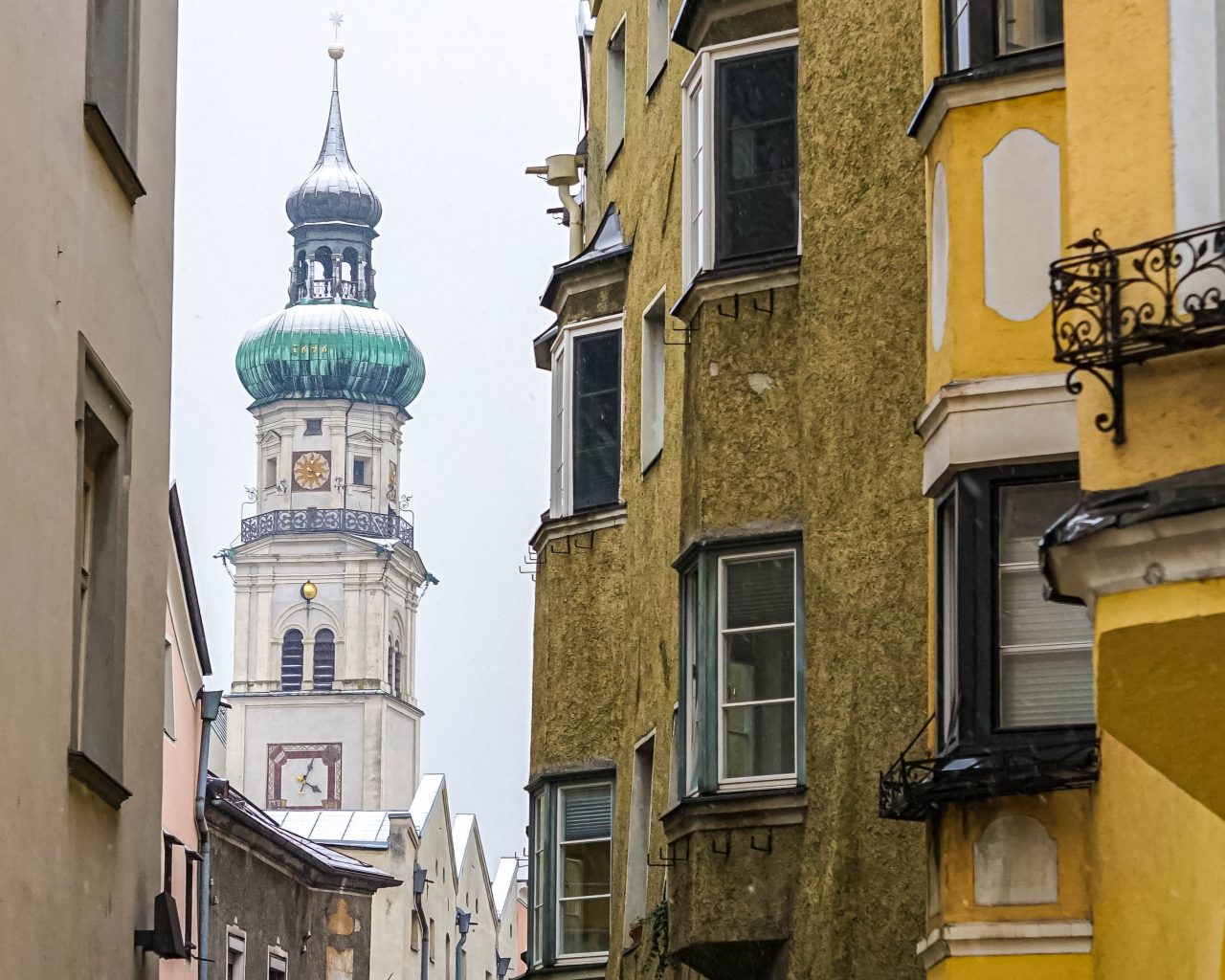 Kerktoren-en-straat-in-Hall-in-Tirol