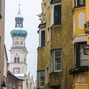 Kerktoren-en-straat-in-Hall-in-Tirol