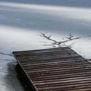 Half-bevroren-meer-met-pier