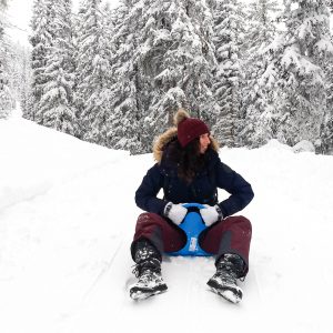 Jessica-op-mini-slee-in-sneeuw-rodelen