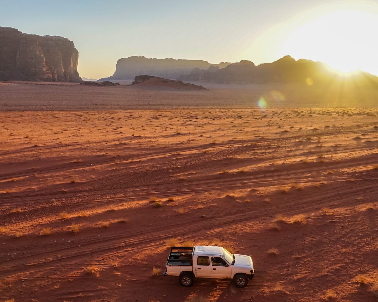 Zonsondergang-Wadi-Rum-Jordanië-met-jeep