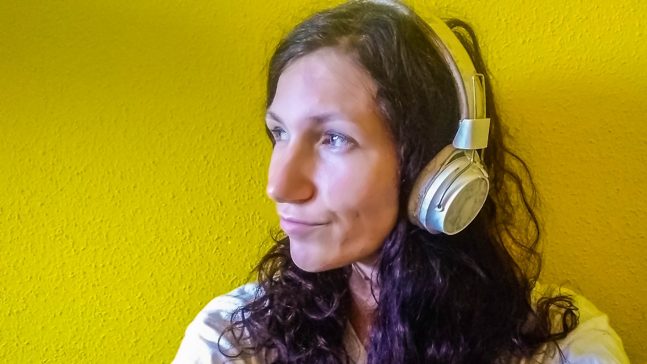Leuke-podcasts-reizen-ondernemen-Jess-met-koptelefoon