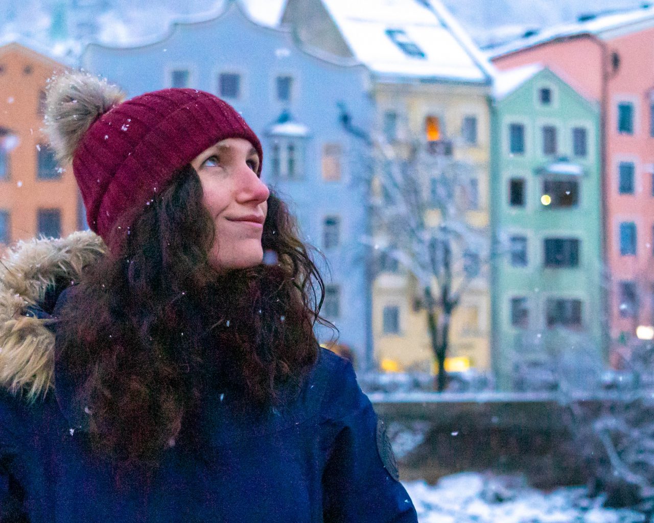 Jessica-in-Innsbruck-met-sneeuw-en-gekleurde-huisjes