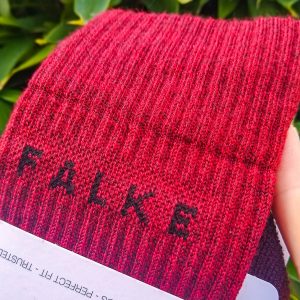 Rode-Falke-wandelsokken-in-verpakking
