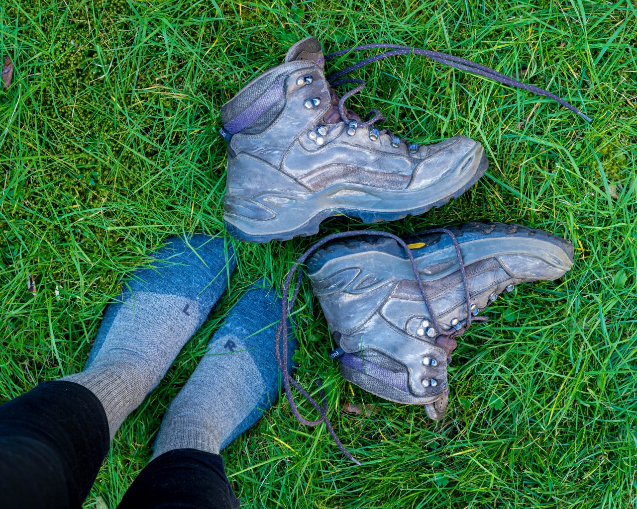 Grijze-Falke-wandelsokken-met-wandelschoenen-in-gras