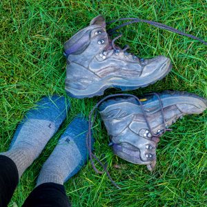 Grijze-Falke-wandelsokken-met-wandelschoenen-in-gras