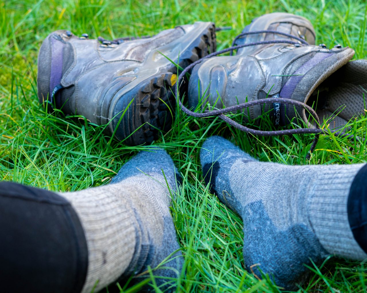 Wandelschoenen-met-Falke-wandelsokken-in-gras