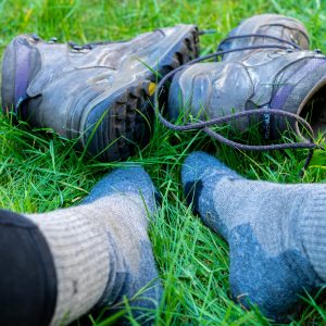 Wandelschoenen-met-Falke-wandelsokken-in-gras