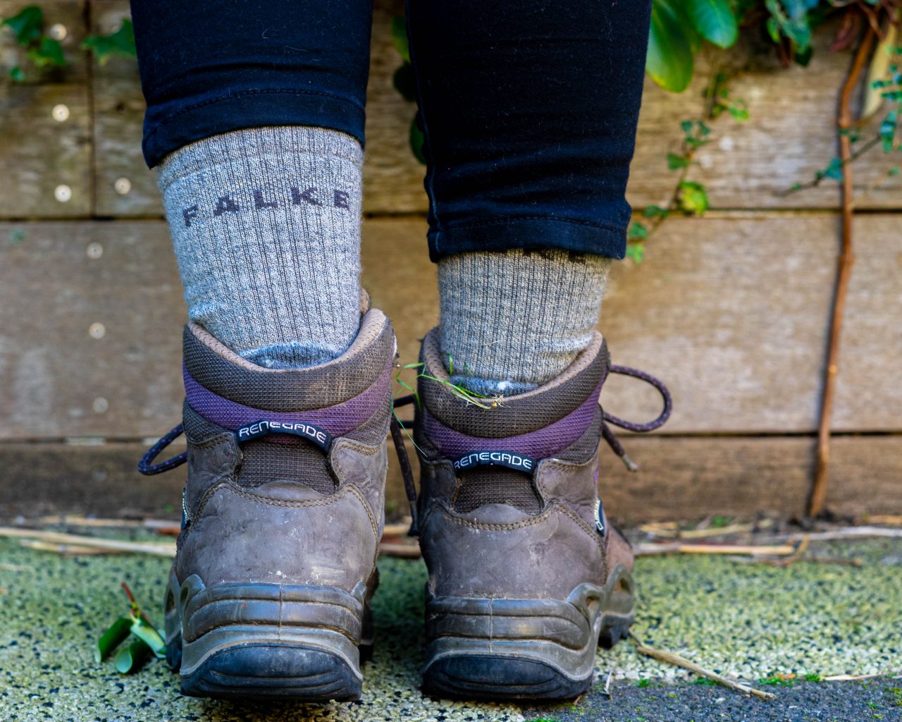 Falke-wandelsokken-achterkant-met-wandelschoenen