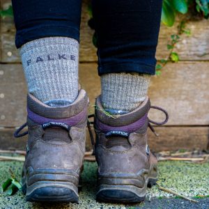 Falke-wandelsokken-achterkant-met-wandelschoenen