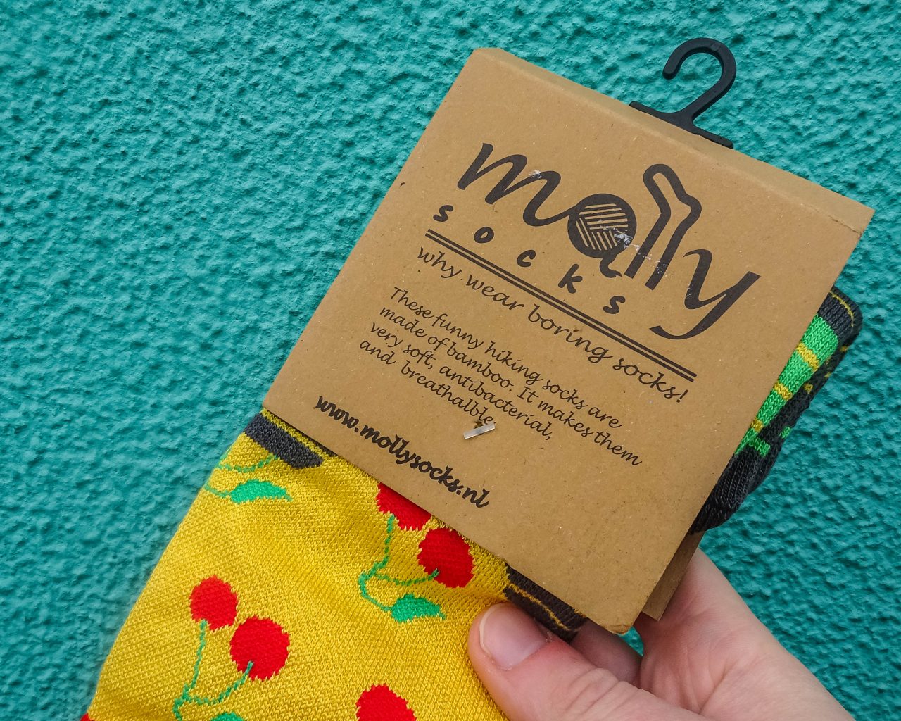 Mollysocks-verpakking-met-blauwe-achtergrond-wandelsokken