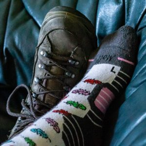 Mollysocks-wandelsokken-met-wandelschoen-op-bank