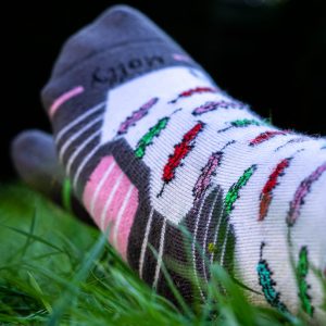 Kleurrijke-wandelsok-Mollysocks-in-gras