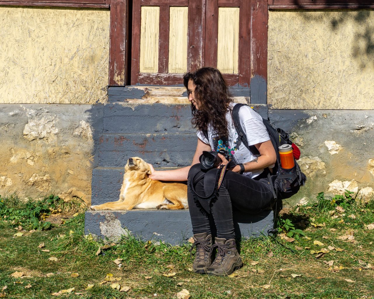 Jessica-met-hond-Roemenië-platteland-wandelsokken