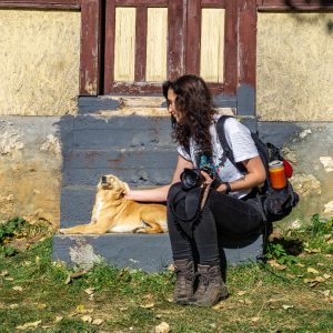Jessica-met-hond-Roemenië-platteland-wandelsokken