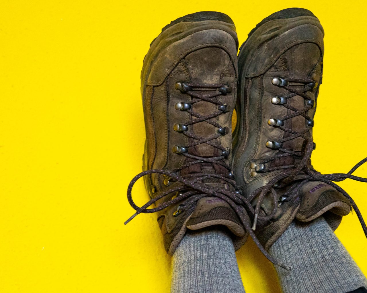 Wandelschoenen-met-Falke-wandelsokken-en-gele-muur