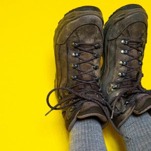 Wandelschoenen-met-Falke-wandelsokken-en-gele-muur