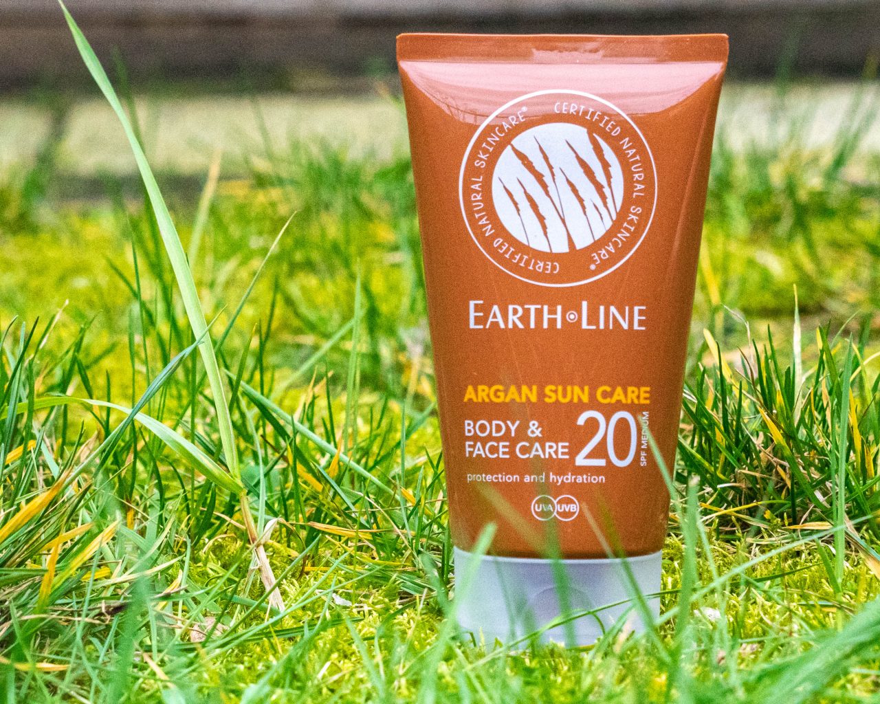 Earth-Line-natuurlijke-zonnebrand-in-gras
