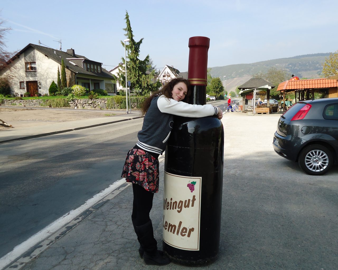 Roadtrip-Europa-Duitsland-Jessica-met-gigantische-wijnfles