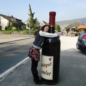 Roadtrip-Europa-Duitsland-Jessica-met-gigantische-wijnfles