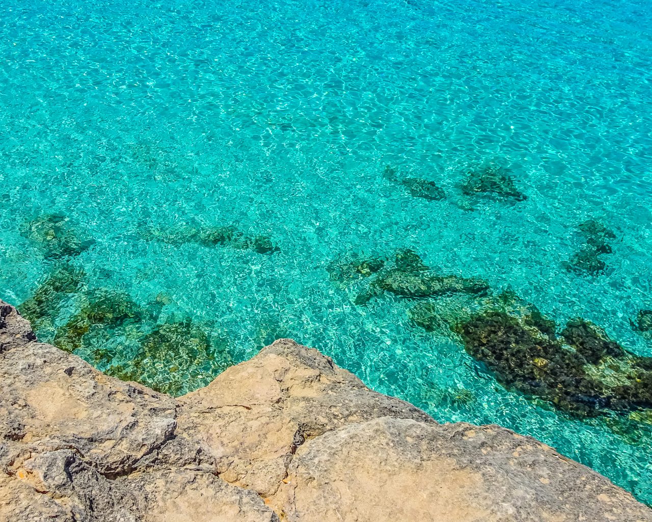 Blue-Lagoon-Malta-helder-water-met-stenen