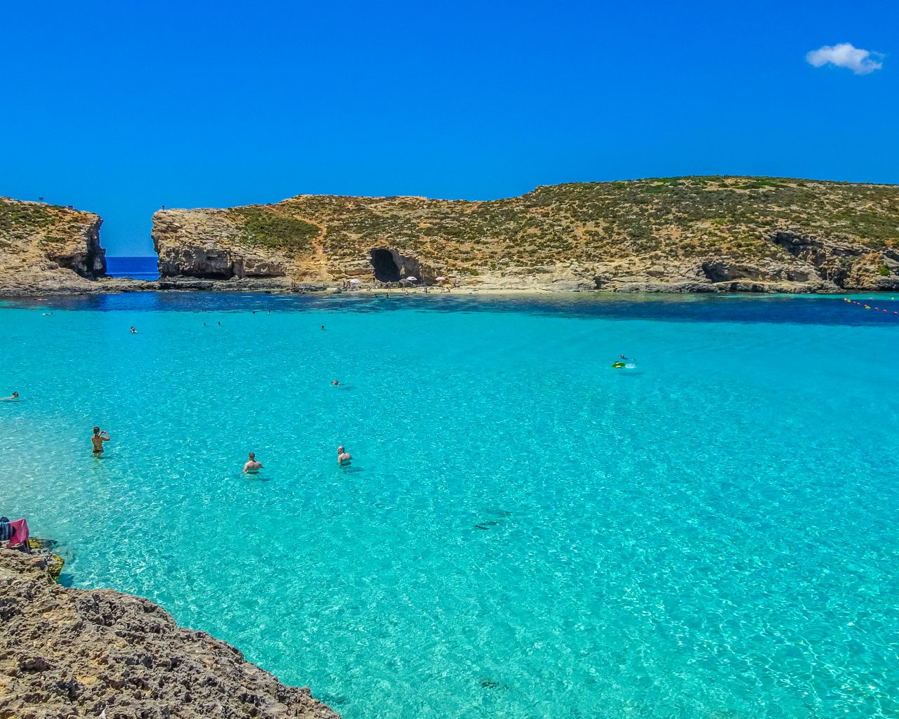 Mensen-zwemmen-in-Blue-Lagoon-Malta