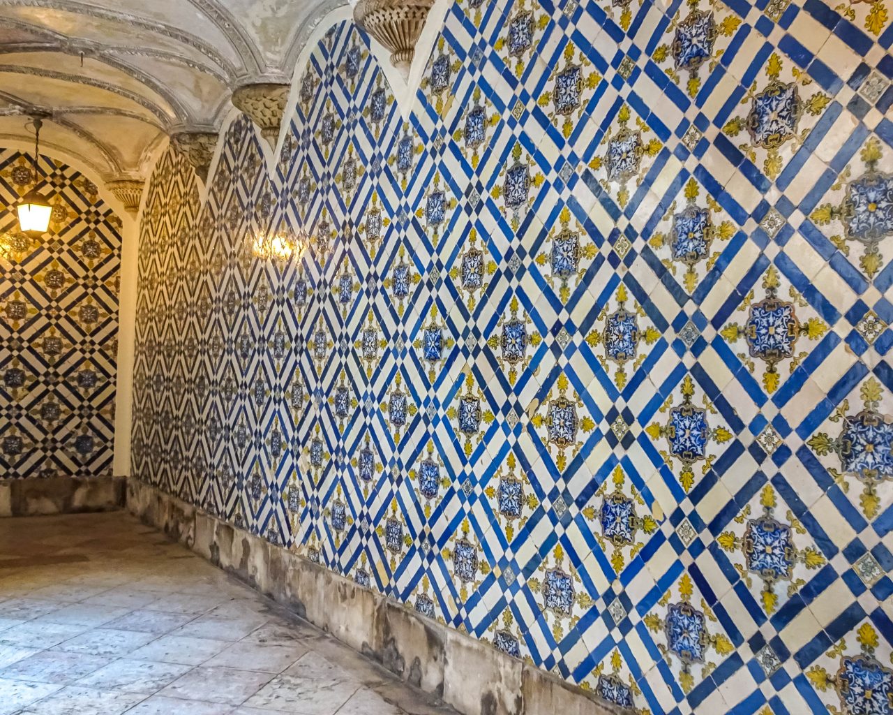 Azulejos-museum-lissabon-muur-met-tegels
