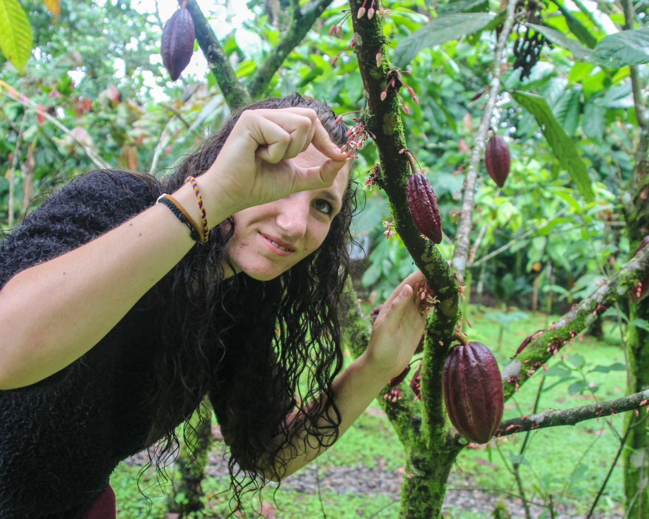 Jessica-op-een-cacao-koffie-plantage-costa-rica