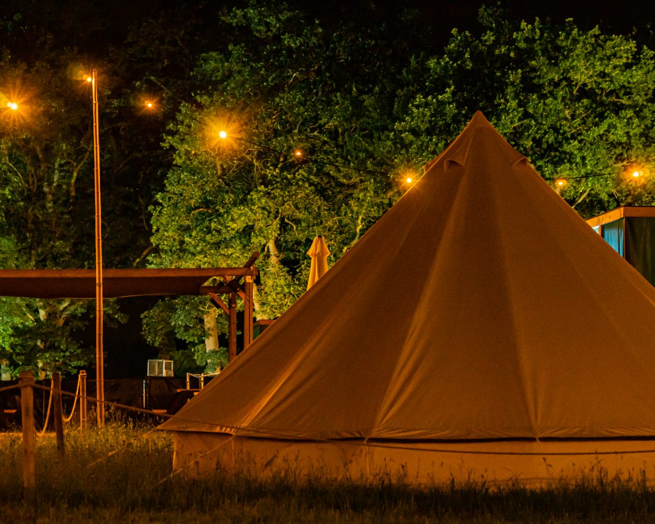 snachts-tent-East-Nomads-met-lichtjes