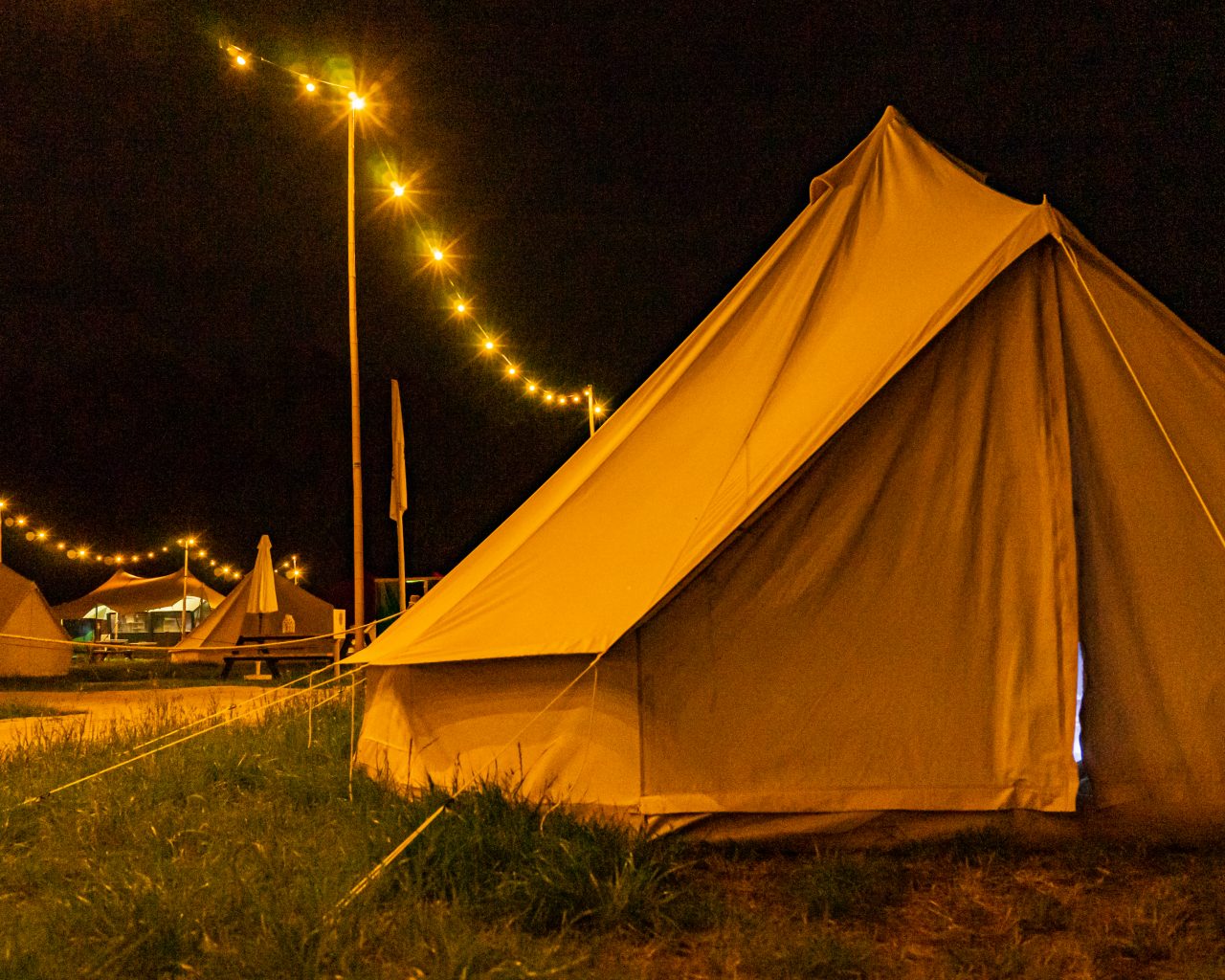 Tent-East-Nomads-in-het-donker-met-lichtjes