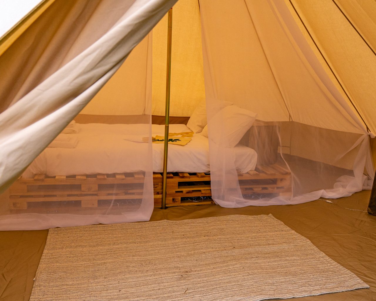 Binnenkant-tent-bed-op-hout