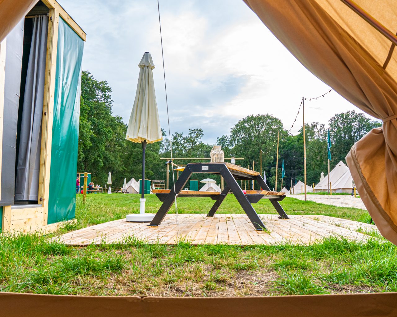 Uitzicht-vanuit-tent-East-Nomads-pop-up-camping