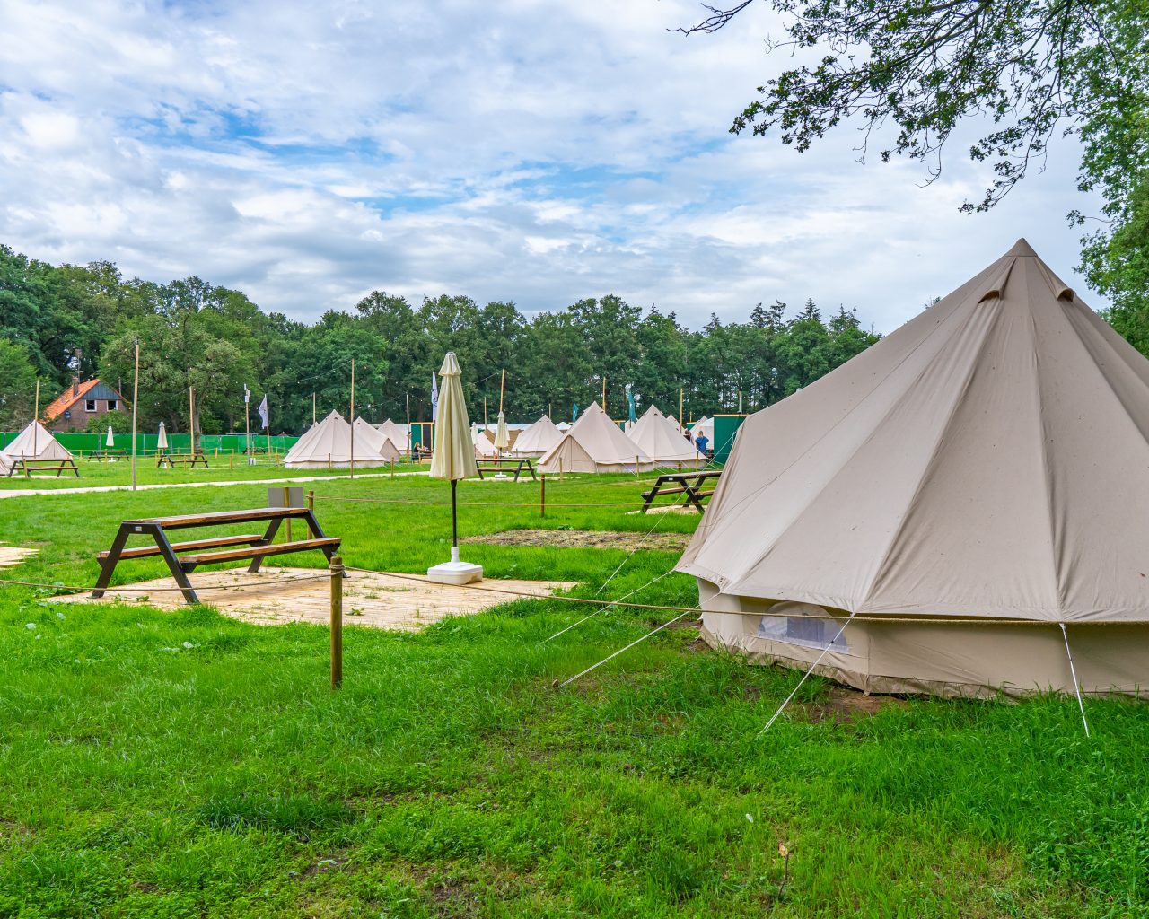 Overzicht-over-terrein-met-tenten-East-Nomads