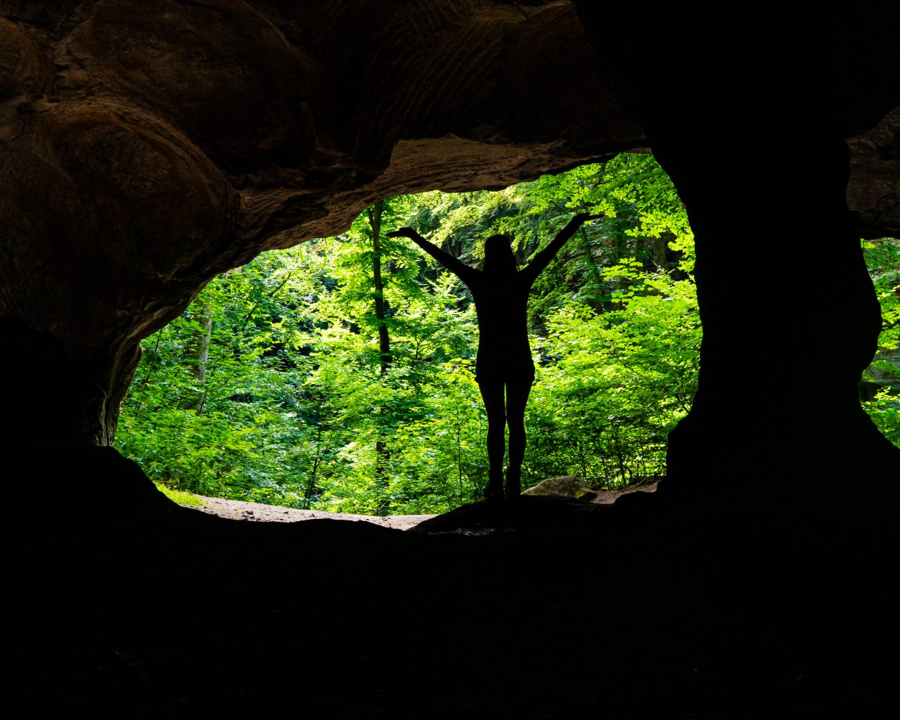 Jessica-silhouet-in-Hohllay-Cave-Luxemburg