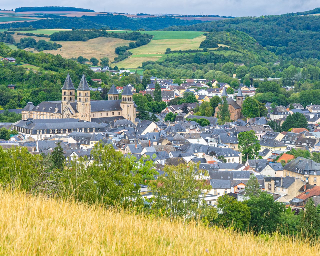 Uitzicht-over-abdij-Echternach-vanaf-wandelpad-bovenaf