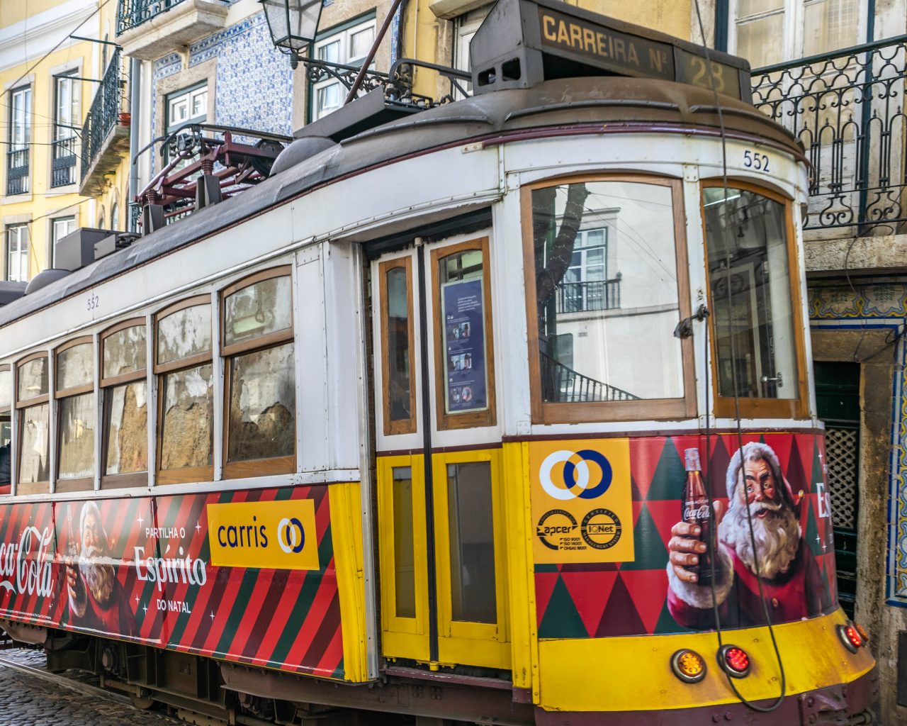 Met-de-tram-door-Lissabon