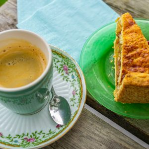 Koffie-en-gebak-bij-theetuin-Verwolde-tijdens-Pieterpad-etappe-12