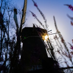 Molen-De-Vriendschap-in-Winsum-tijdens-zonsondergang