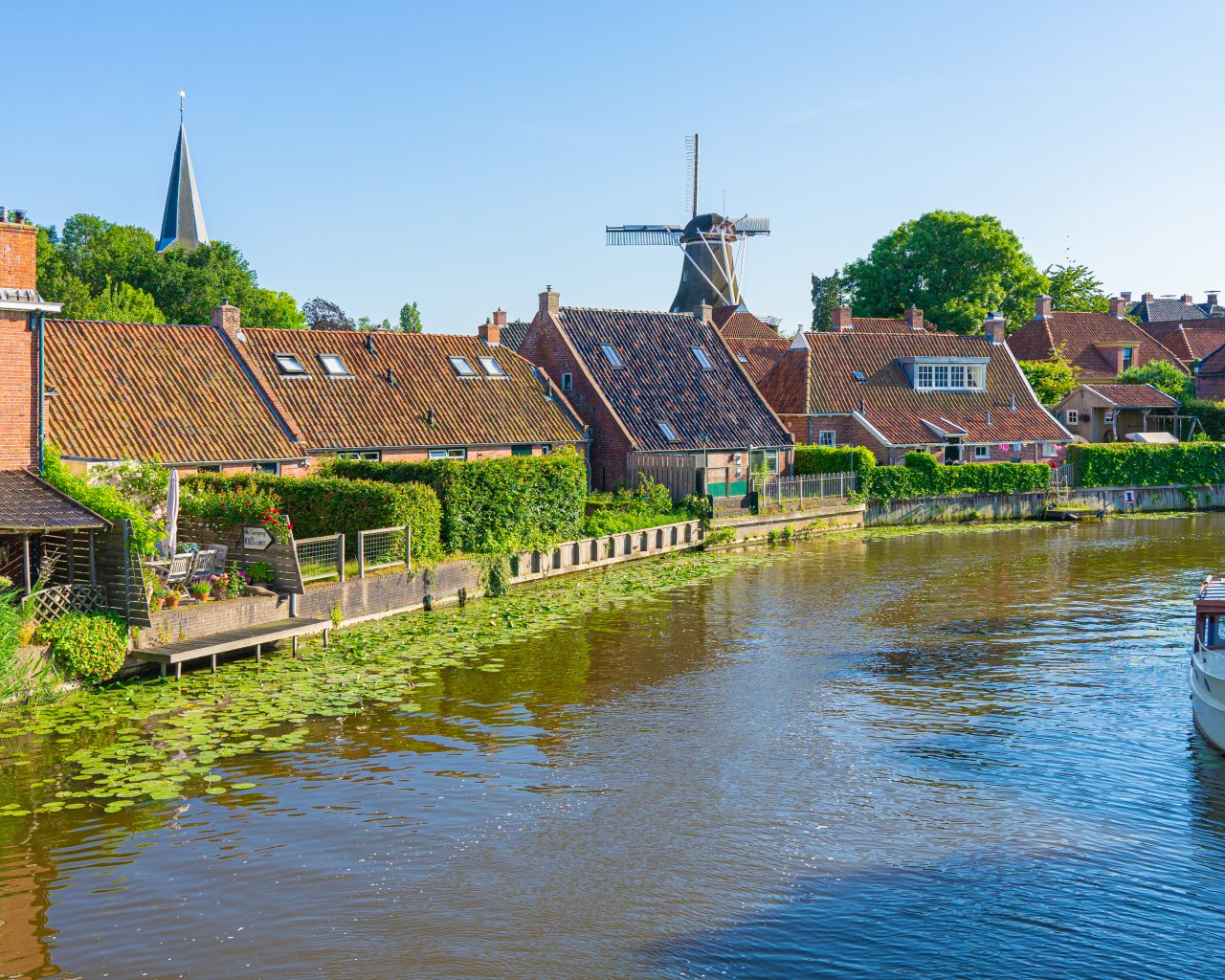 Uitzicht-vanaf-brug-in-Winsum-op-molens-en-Winsumsediep