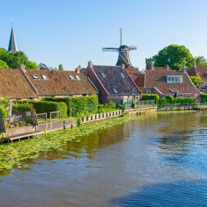 Uitzicht-vanaf-brug-in-Winsum-op-molens-en-Winsumsediep