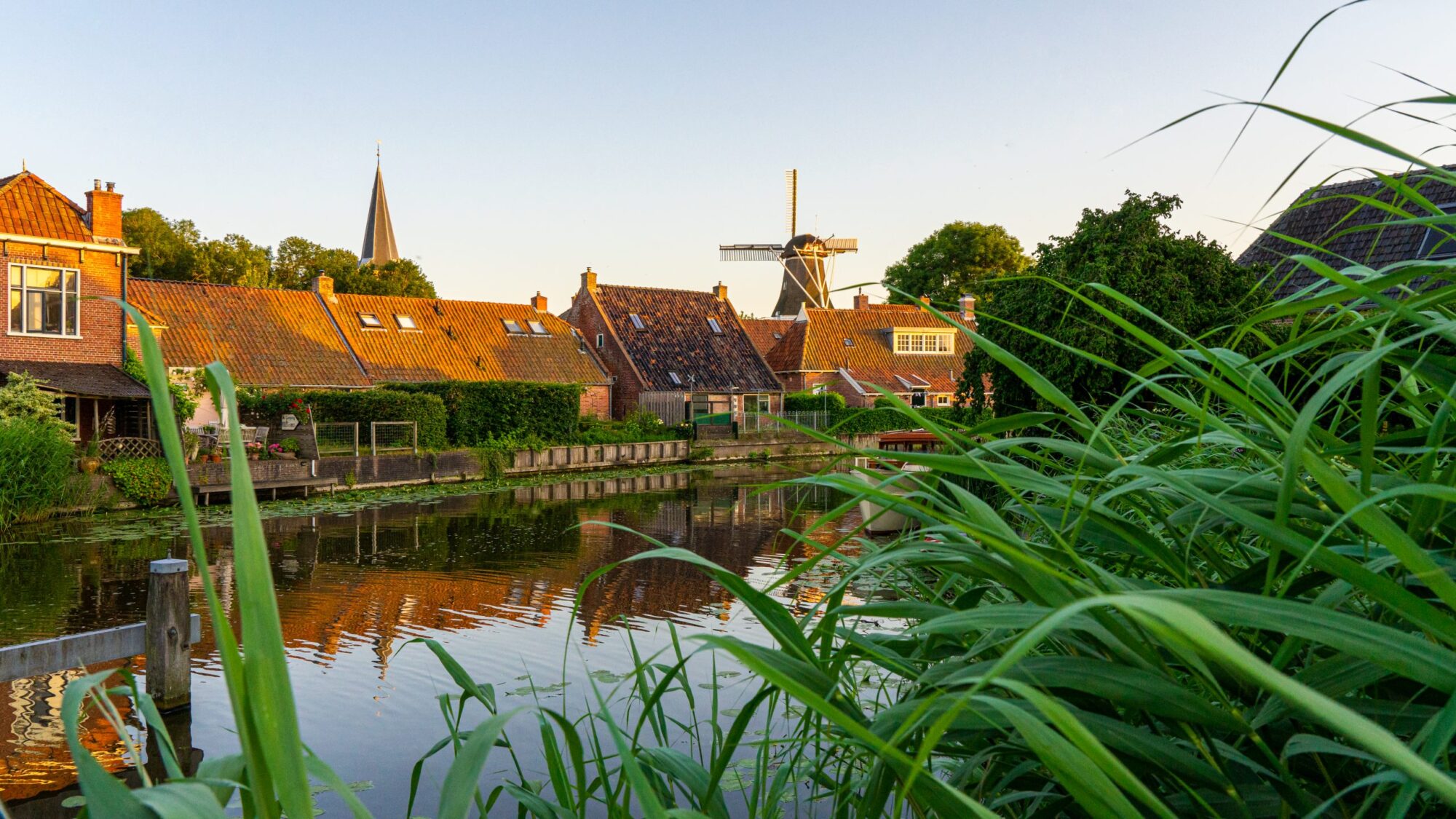 Zonsondergang-in-Winsum-bij-het-water