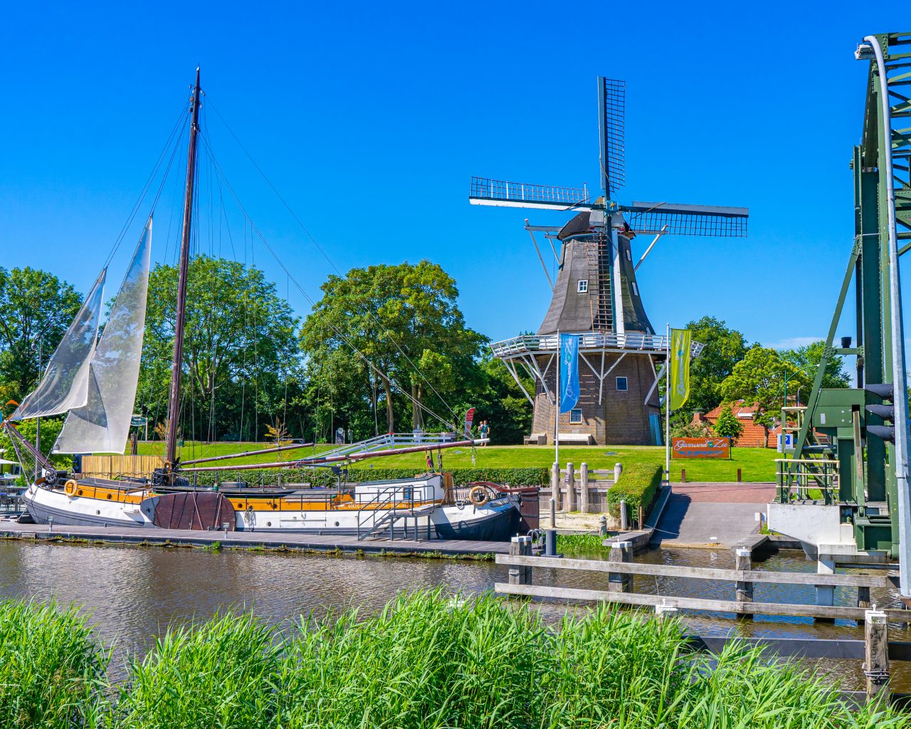 Garnwerd-en-molen-de-meeuw-in-Groningen