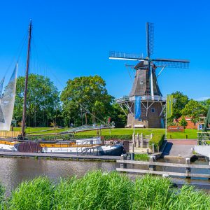 Garnwerd-en-molen-de-meeuw-in-Groningen